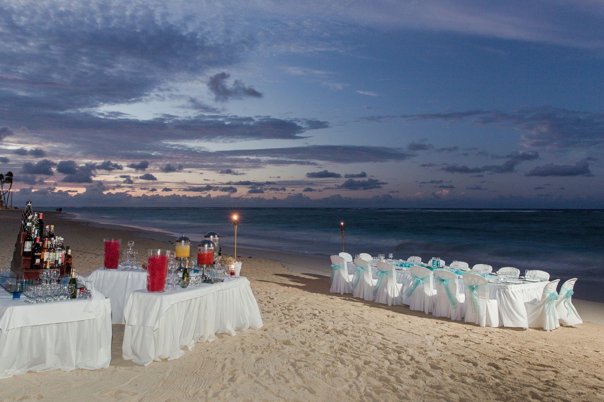 Bahia Principe Grand Bavaro Punta Cana Luaran gambar Beachfront dining at the Hard Rock Hotel